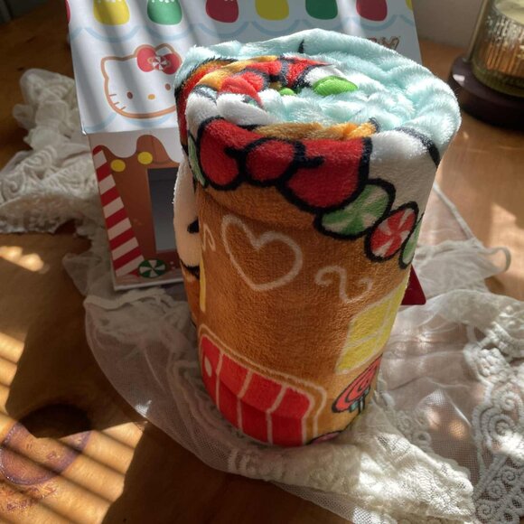 Hello Kitty Gingerbread house plush throw - Picture 3 of 3